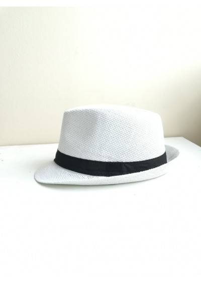 Мъжка лятна шапка в бяло с черна лента за акцент